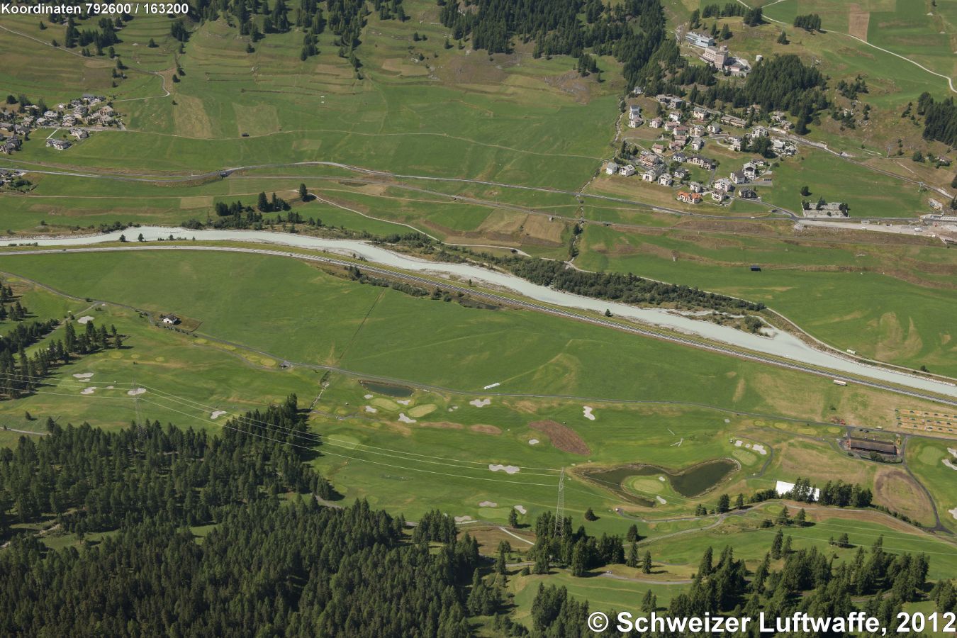 Aue San Batrumieu (Position: 2'792'596.02, 1'163'268.64); Dorf: Chaunt da Crusch. - Renaturierung des Inn ab Ende des 20. Jhd. auf einer Länge von ca. 1 km mit 40 m Flussverbreiterung. Die Aue wird pro Jahr 1 - 5 mal überflutet ab Inn-Abflüssen von ca. 100 m3/sec. - Ein ausführlicher Bericht in den Dossiers.